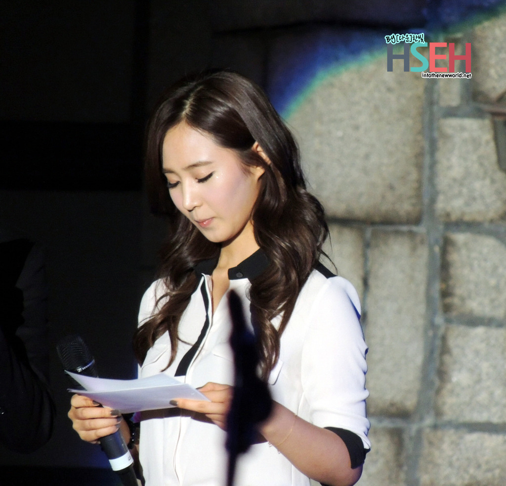 [PIC][10-10-2012]Yuri làm MC cho "4D ART SHOW" tại trường Đại học Chung Ang vào tối nay - Page 2 125D17475075960023B24A