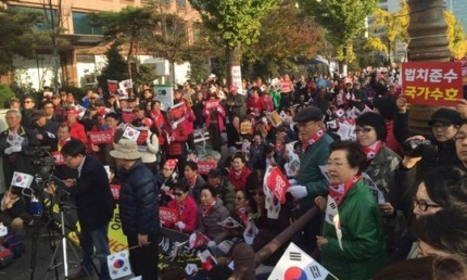 "박근혜 대통령, 하야할 만큼 큰 죄 아냐"..보수단체 맞불 집회 | 인스티즈