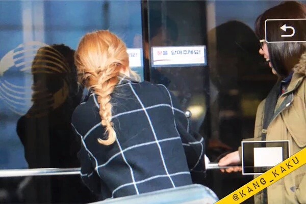 문 안열려서 낑낑대는 아이린.gif | 인스티즈