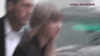 팬들을 막아서는 매니저에게 화내는 미국 女가수.gif | 인스티즈