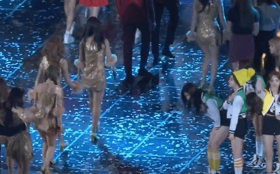 최근 또 소녀시대 보고 꾸벅꾸벅 인사하는 사나 .gif | 인스티즈