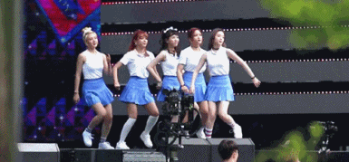 [레드벨벳] 예리 엉덩이 어택을 참을 수 없던 웬디의 복수.gif | 인스티즈