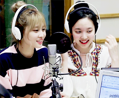[트와이스] 볼륨을 높여요 너무 이쁜 나연이랑 모모 | 인스티즈