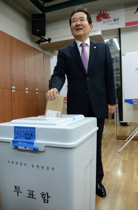 정세균 국회의장 사전투표 인증샷 찰칵! | 인스티즈
