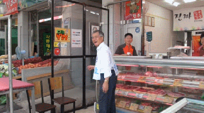[문재인대통령] 물 한잔의 여유.gif | 인스티즈
