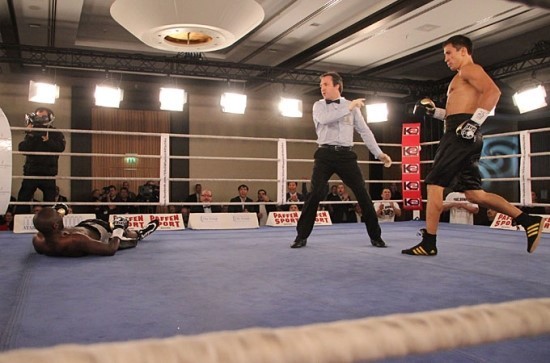 자기 턱을 내주고도 카운터 쳐서 역 KO를 따내는, 이길 방법이 없다는 공략불가의 복싱계 끝판왕 본좌 골로프킨.GIF | 인스티즈