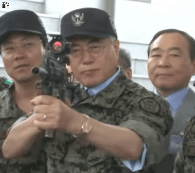 빨갱이 소리듣는 흔한 전 특전사의 사격자세.gif | 인스티즈