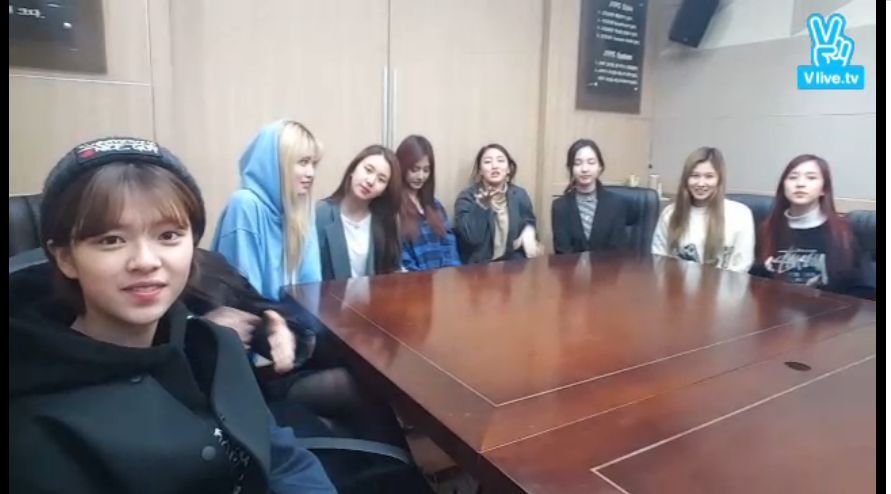 [트와이스] 우아한 사생활 10분남겨두고 V앱 라이브중 | 인스티즈