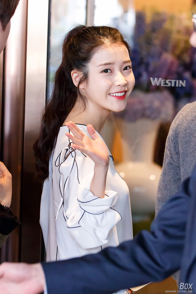 이뻐 죽겠는 아이유 | 인스티즈