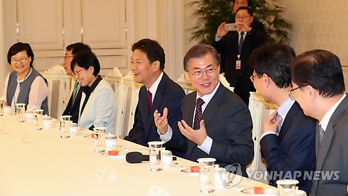 문재인 대통령 송영무 국방부 장관에게 임명장 수여.jpg | 인스티즈