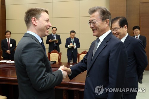 백악관 특사들과 인사하는 문재인 대통령 .jpg | 인스티즈