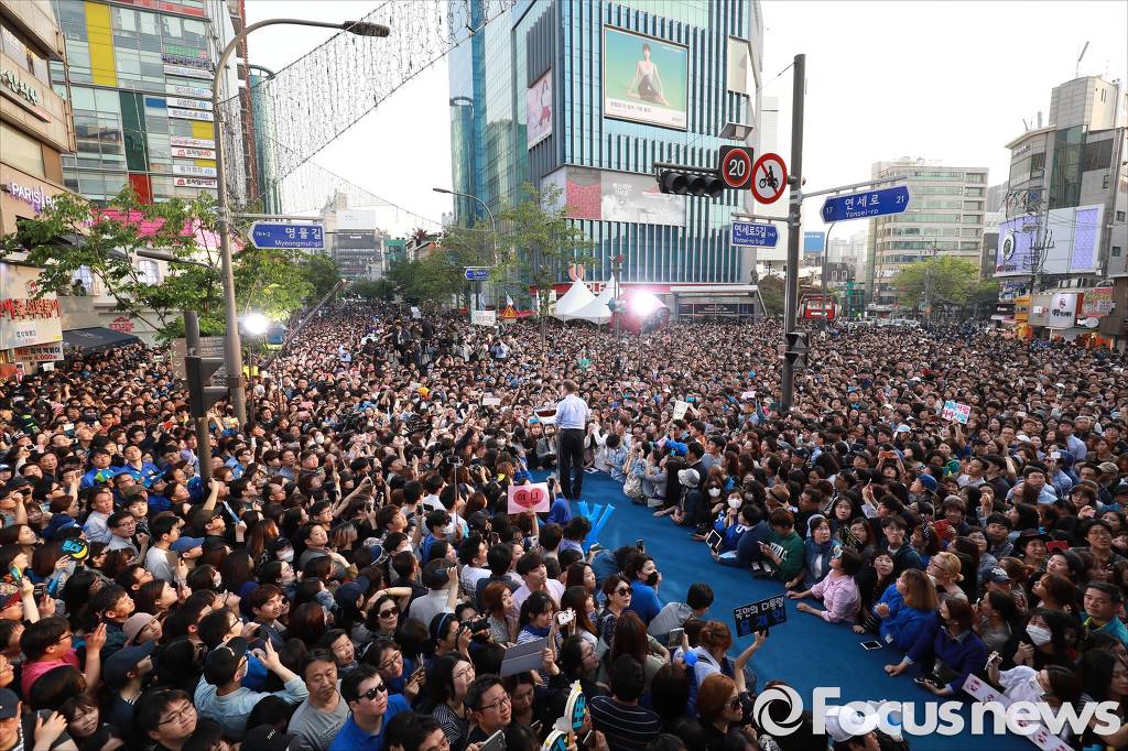 오늘 문재인 신촌유세에서 좋았던 사진들 | 인스티즈