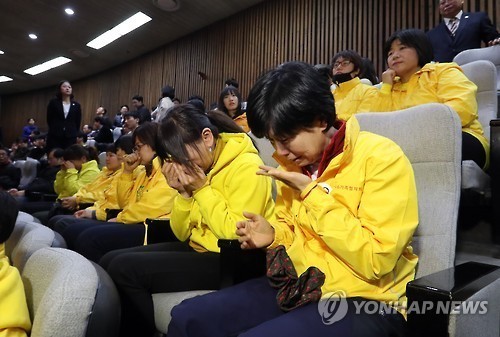 탄핵안 가결후 세월호 유족들 | 인스티즈