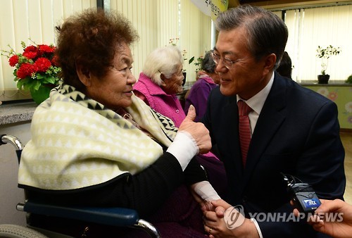 오늘 나눔의 집을 방문하여 위안부 피해자 할머니들을 위로하는 문재인 대표 | 인스티즈