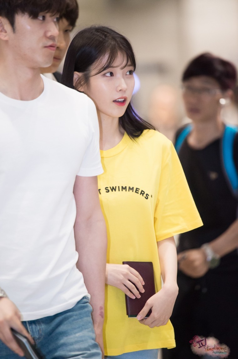 노랑 노랑한 아이유 인천공항 입국사진. png | 인스티즈