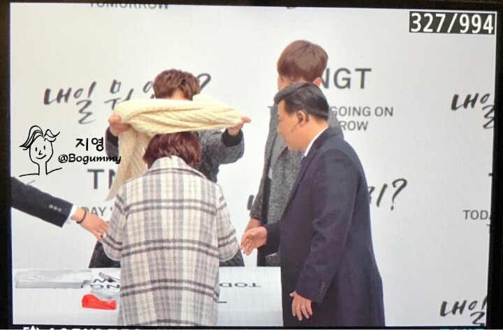 소리치는 아저씨 팬을 본 박보검 표정.JPG | 인스티즈