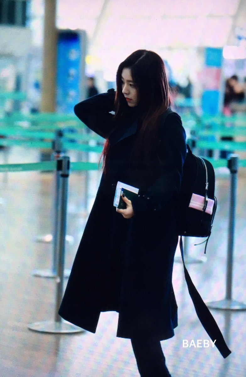 오늘자 일본 출국하는 레드벨벳 완전체 | 인스티즈