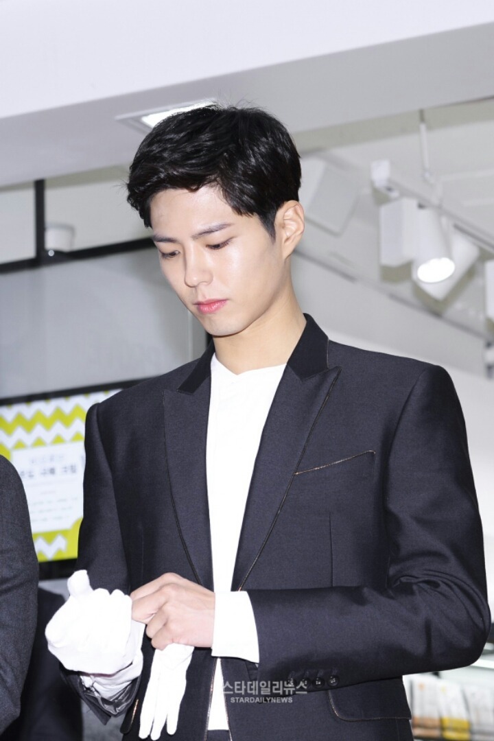 박보검 오늘자 명동에서 기사 사진.jpg | 인스티즈