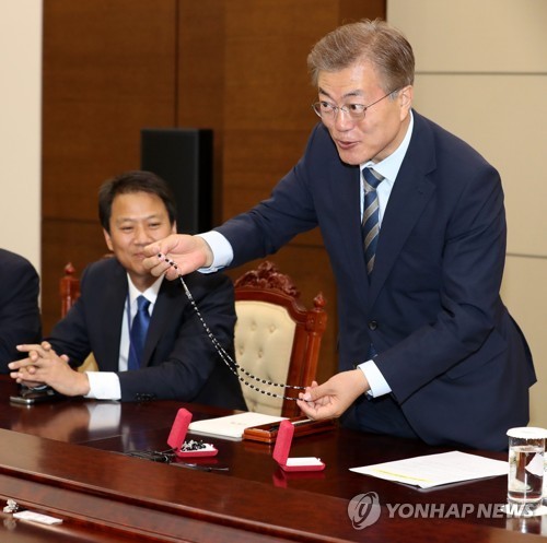 오늘자 득템 자랑하는 문재인 대통령.jpg | 인스티즈
