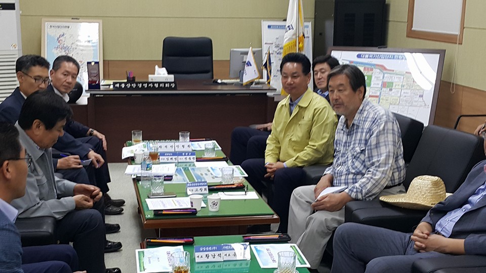 서민들과 함께하는 김무성.JPG | 인스티즈