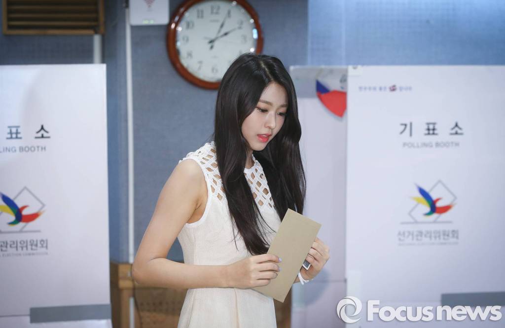 큰 사진으로 보는 오늘자 에이핑크 오하영-조보아-AOA 설현.jpg (20대 총선 사전 투표) | 인스티즈