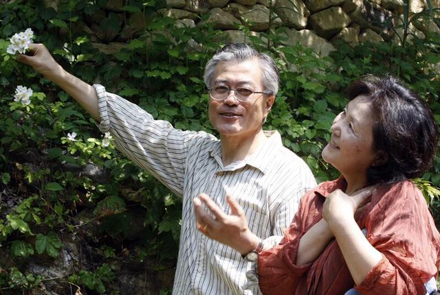 오늘 청와대 출입기자들과 직원들에게 과일화채 만들어준 김정숙 여사.jpg | 인스티즈