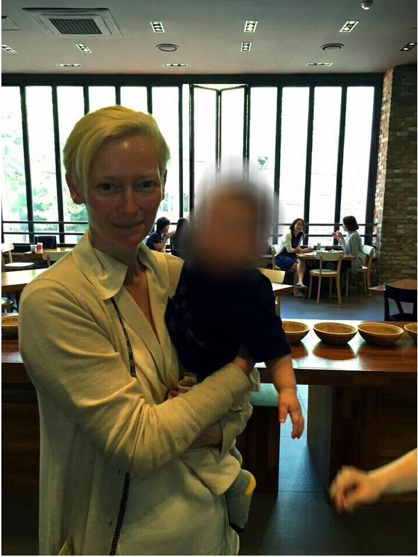 애기 안아봐도 되냐고 물어보는 외국인 | 인스티즈