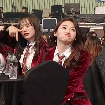 서가대 무대 보면서 리액션치는 강미나.gif | 인스티즈