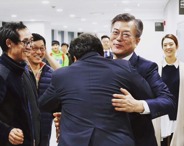 결전의 날을 하루 앞두고 지지자들이 하는 응원의 말을 리트윗하는 문재인의 심정은 어떨까 | 인스티즈