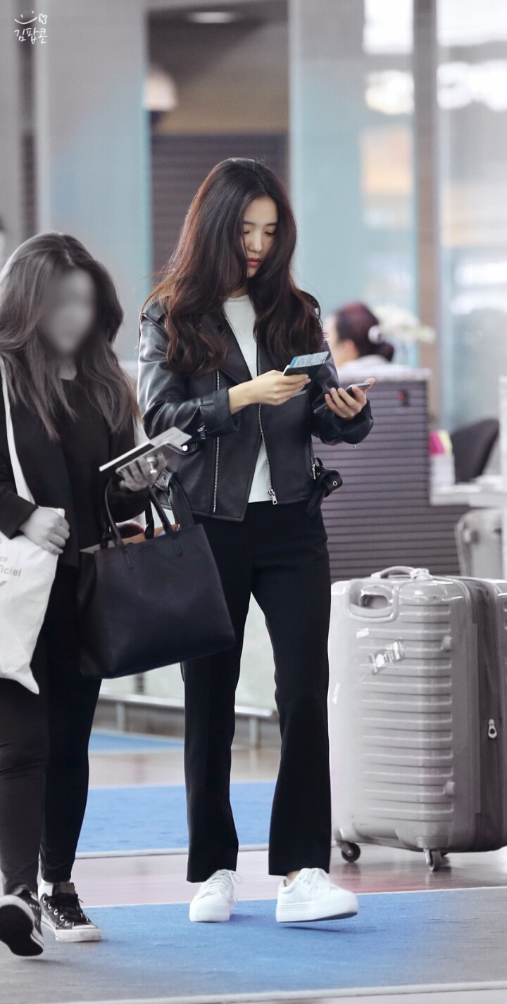 여자 연예인이 입어서 여시 안팎으로 대란난 옷 두 개.jpg | 인스티즈