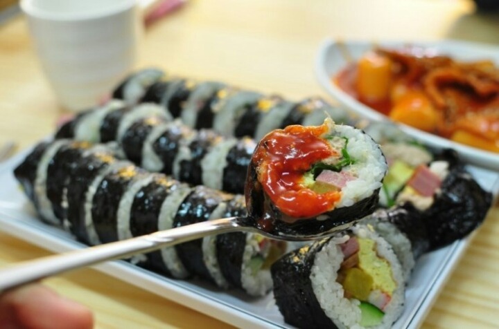 특이하게 초장을 찍어먹는 김밥.jpg | 인스티즈
