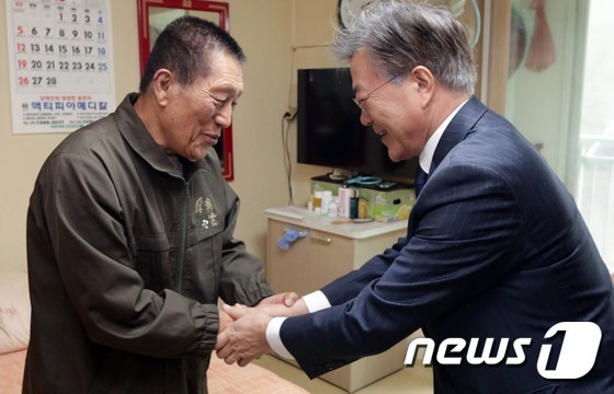 독립운동가 후손에게 절하는 문재인 전 대표 | 인스티즈