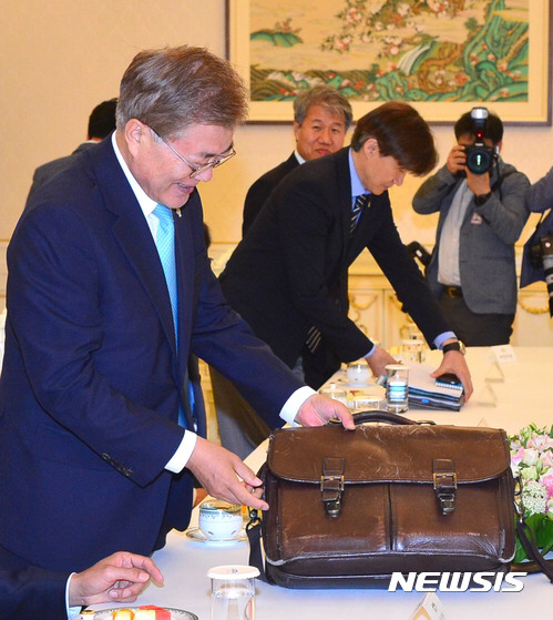 김상조 공정거래위원장 임명장 수여식 스윗한 청와대 | 인스티즈