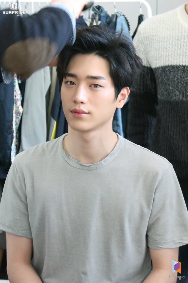 설현이 눈을 못 떼는 남자.gif | 인스티즈