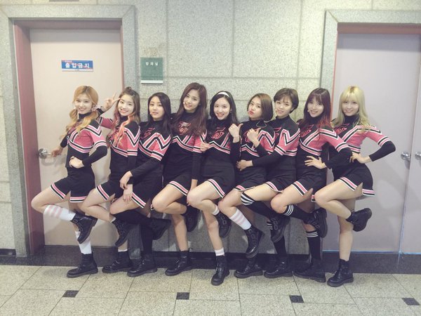 트와이스 단체 학다리 포즈.jpg | 인스티즈