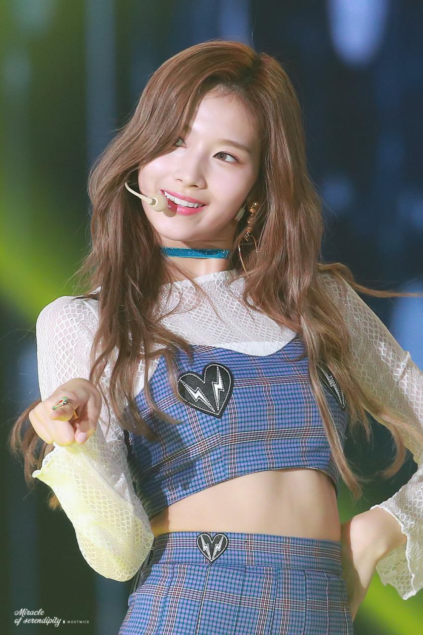 케이콘에서도 끼부리는 사나.jpgif | 인스티즈