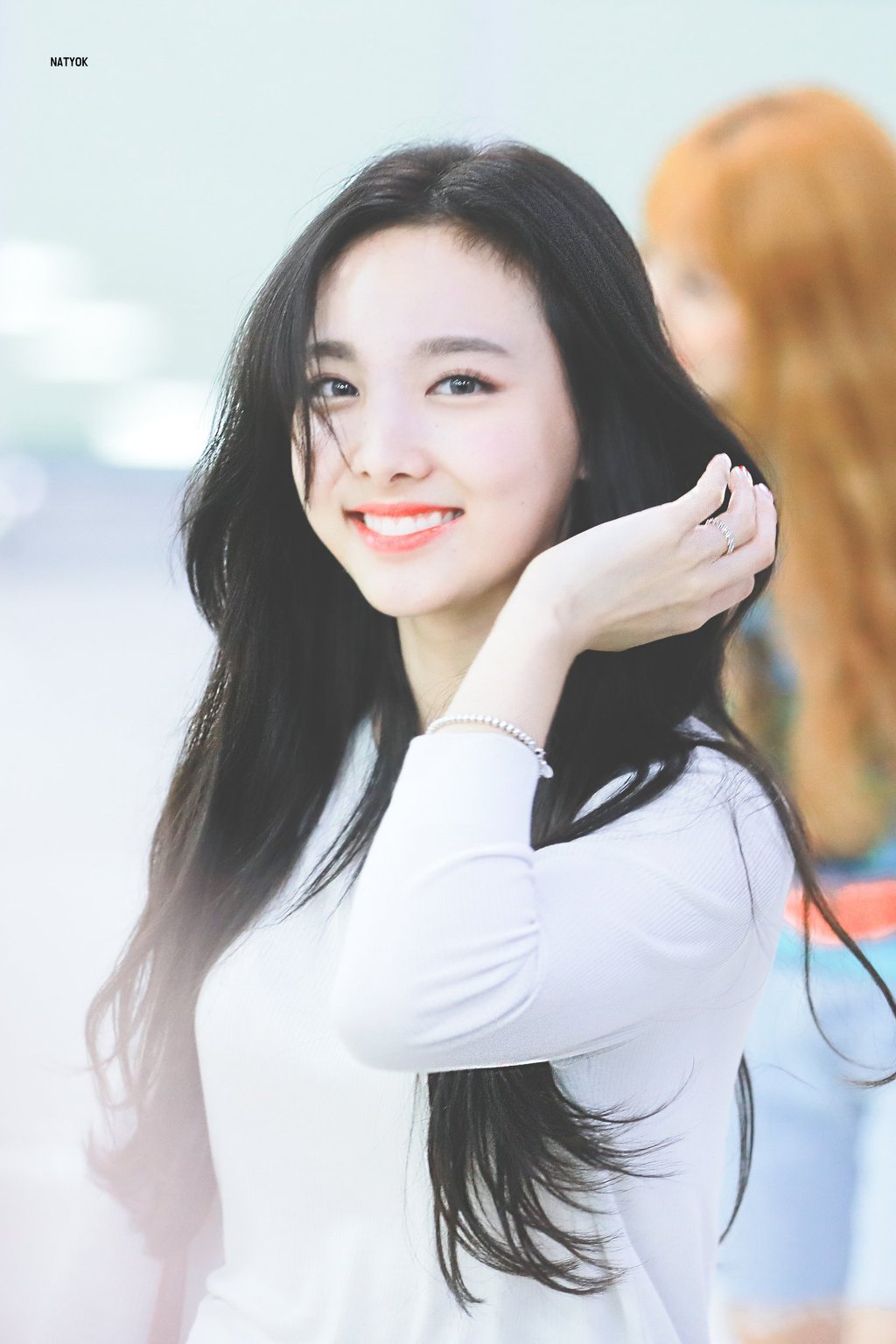 인사하며 입국하는 나연 | 인스티즈