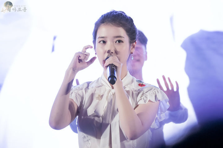 여전히 귀여운 똥머리 아이유.jpg | 인스티즈