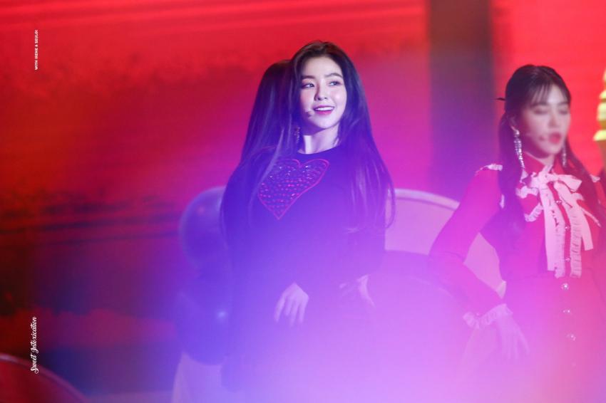 시상식에서 미모 폭격하고 다니는 아이린.jpg | 인스티즈