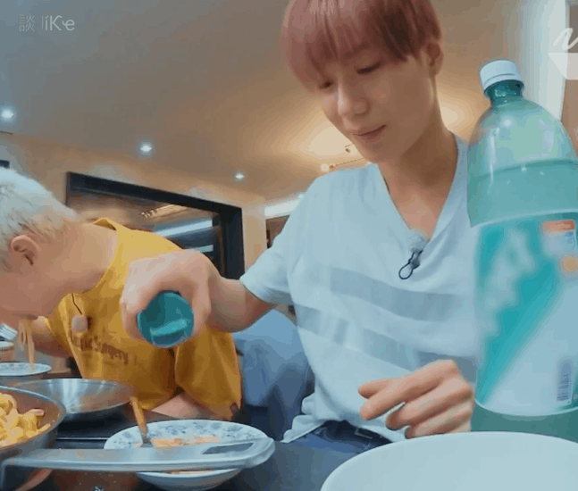 [샤이니] 형들이랑 요리 만들어 먹는 요알못 태민.jpgif | 인스티즈