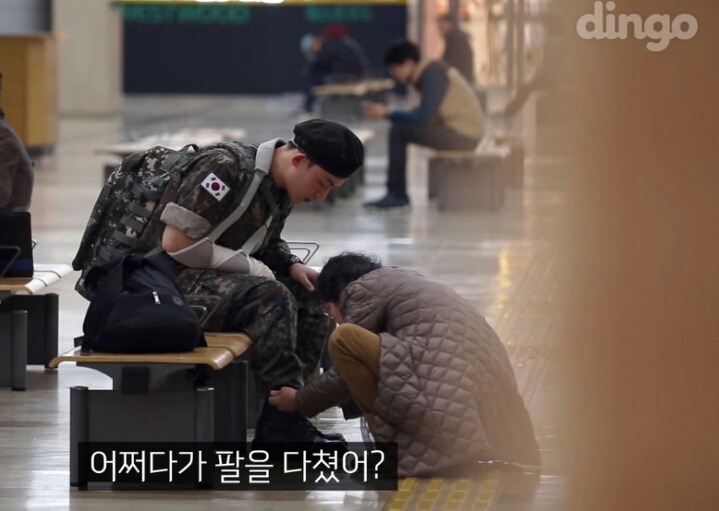 팔을 다친 군인이 전투화 끈을 묶어달라고 한다면? | 인스티즈