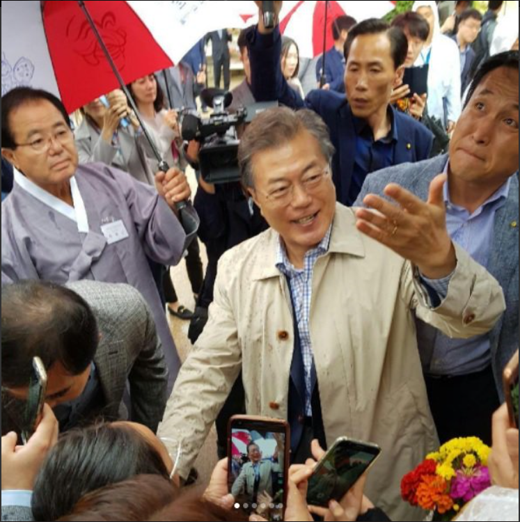 안동 하회마을 방문한 문재인 대통령 흥겨워 어깨 춤도 덩실 덩실 | 인스티즈