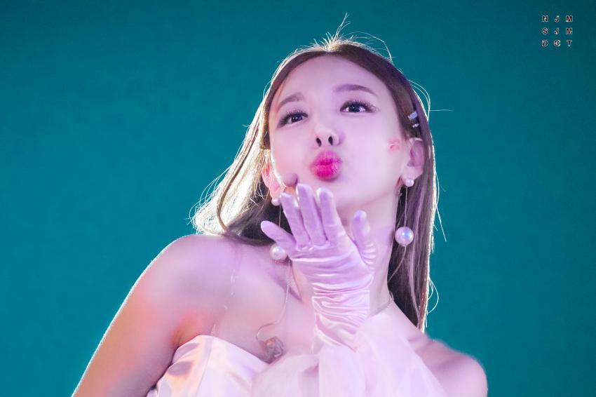 핑크핑크 열매 먹은 나연이 | 인스티즈