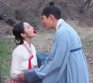 딸기 나눠먹는 채수빈 윤균상 | 인스티즈