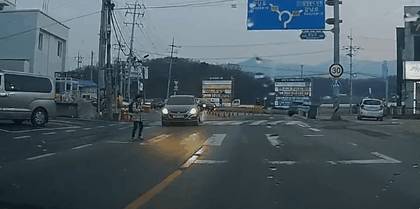 횡단보도 앞에 정지하는 차량을 향해 인사하는 사람들 | 인스티즈