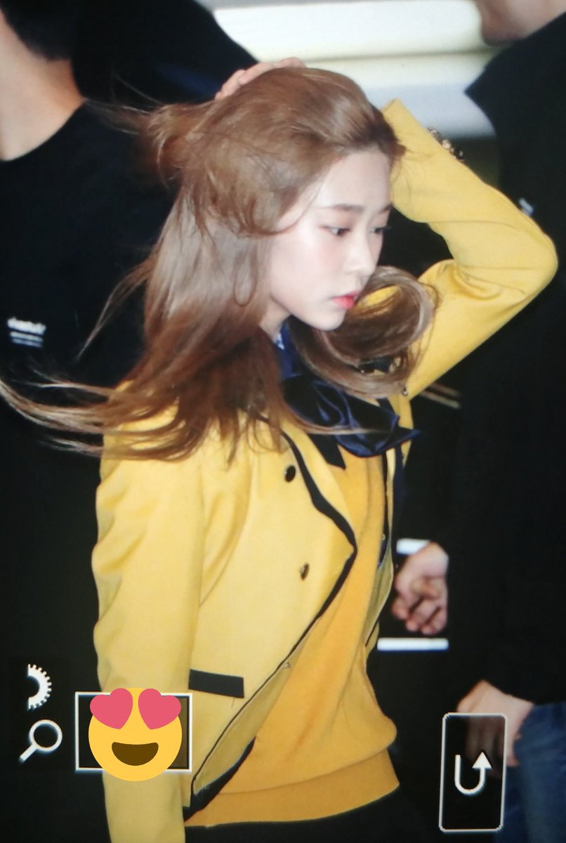 교복 입고 출국하는 김민주 | 인스티즈