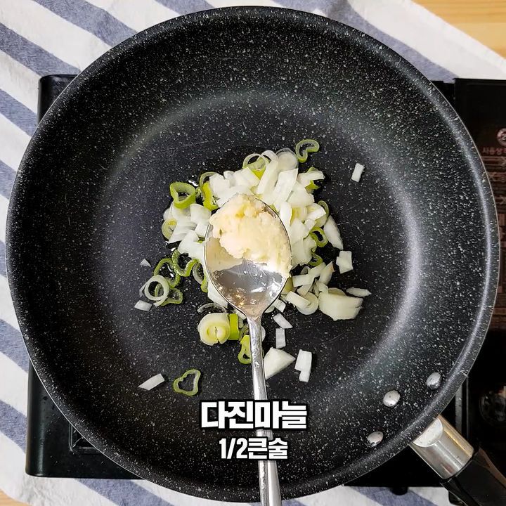 5분완성! 밥알이 살아있는 초간단 굴소스 볶음밥 만들기! | 인스티즈