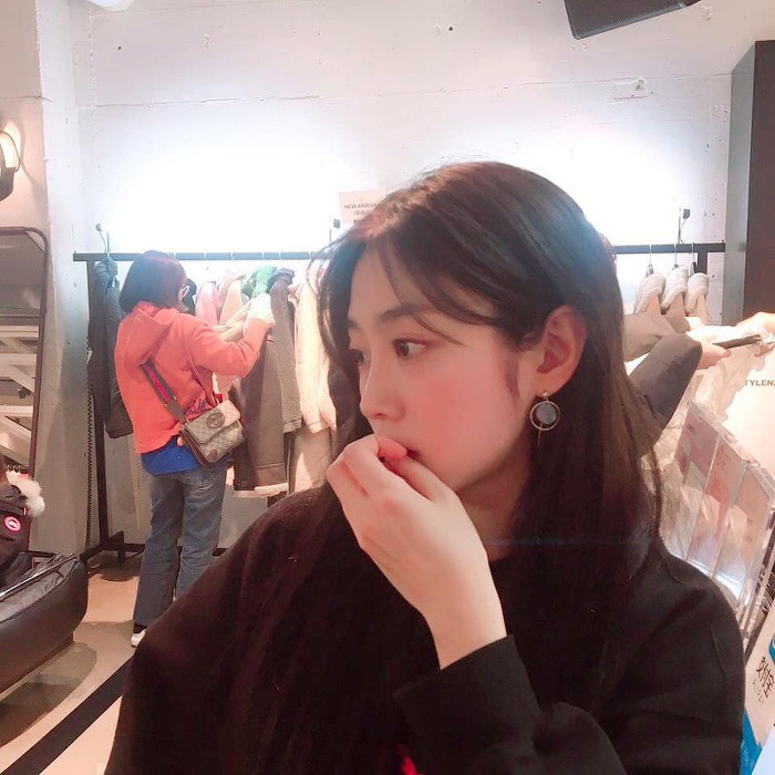 자기도 조금은 이쁜거 알고 있는 뻔뻔한 러블리즈 서지수.gif | 인스티즈