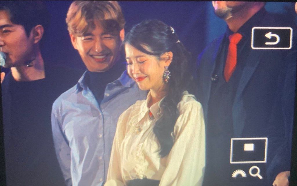 본인 콘서트에 온 게스트 보고 아주 좋아죽는 아이유.jpg | 인스티즈