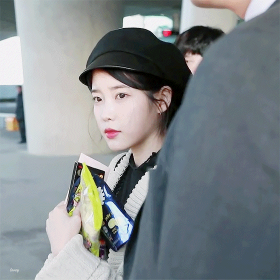 인사해주는 오늘자 아이유 ㄷㄷ.gif | 인스티즈